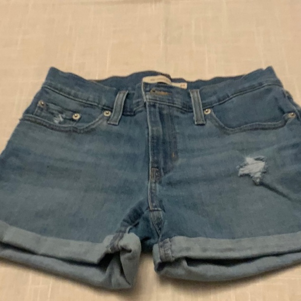 Used Levi’s Mid Length Cuffed Short Size 24